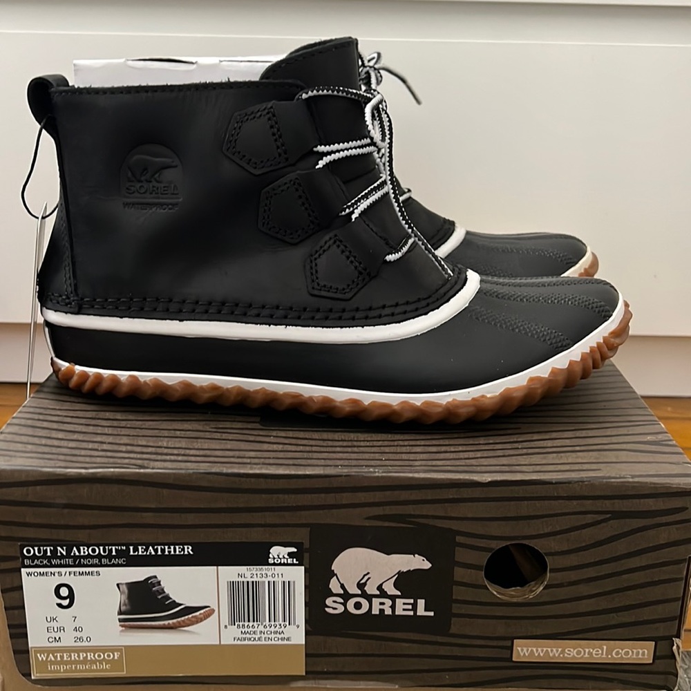 SOREL out n About Black Leather Duck Boots - Women’s 9 - EUC w/ box
